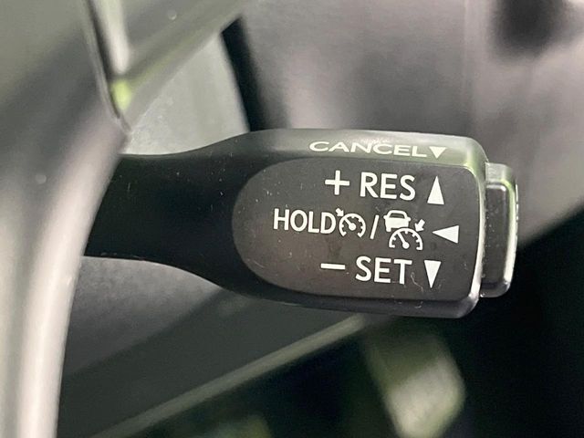 【レーダークルーズコントロール】高速道路での長距離走行が楽に！！自動で速度を保つクルーズコントロールが、衝突軽減システムと連携し、前方の車両を感知して車間を保つように速度調節してくれます！！