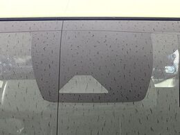 【トヨタセーフティセンス】走行中に前方の車両等を認識し、衝突しそうな時は警報とブレーキで衝突回避と被害軽減をアシスト。より安全にドライブをお楽しみいただけます。