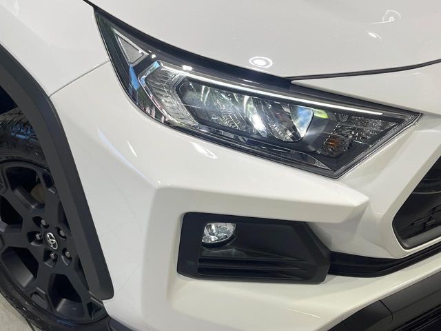 【LEDヘッドライト】悪天候や夜間走行時も良好な視界を確保し安心して運転できる高輝度LEDヘッドライトを装備！点灯速度が早く、消費電力も抑えられています。