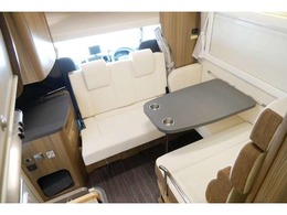 乗車人数は6名で就寝人数は4名になっております。