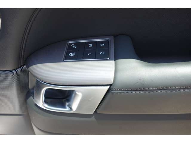 運転席・助手席には3名分のシートメモリーが備わっています。ボタン1つでお好みのシート位置へ変更が可能です！