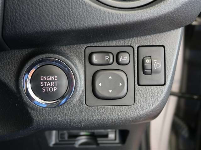 ブレーキを踏んだ状態でボタンを押すだけで、カバンやポケットに入れていてもエンジンスタート！便利な機能です。