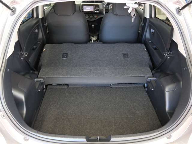 後席をパタンと倒すと収納力がアップ！！急な荷物にもすぐ対応できますよ☆