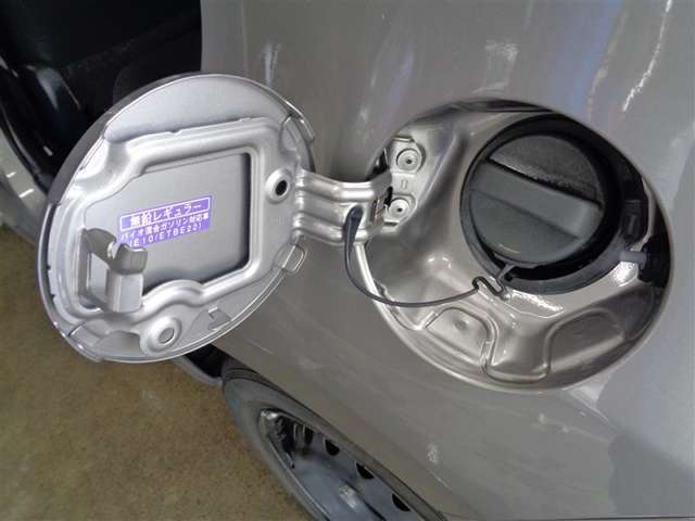 給油口のフタの裏です。見過ごしそうなところまで、キレイにします！！