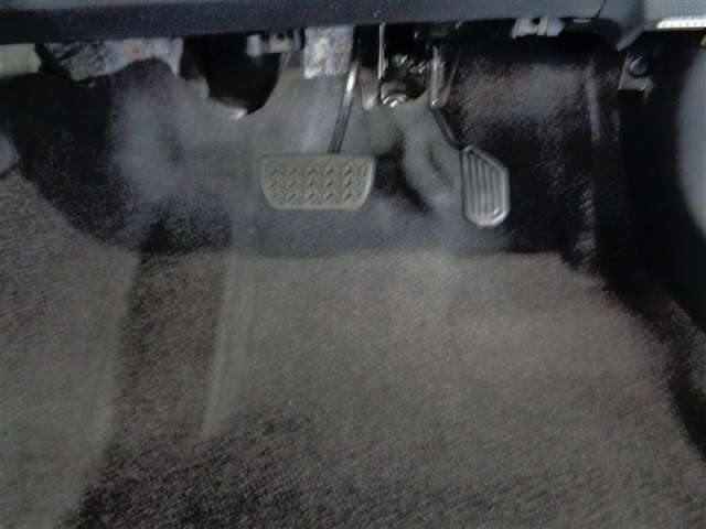 床のすみに溜まったほこりが嫌なニオイやばい菌の原因。だからすみずみまでキレイにします！！