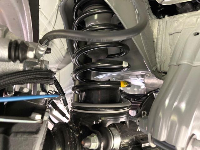 お車を安心してお乗りいただく為には、足回りの定期点検が欠かせません。サービスサポート（有償保証）では無料点検もご提供しており、安心のカーライフをお過ごしいただけるサポート体制が整っています。