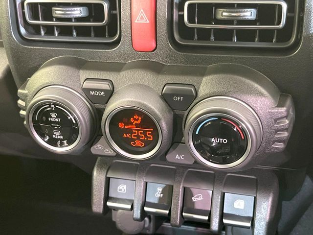 【オートエアコン】一度お好みの温度に設定すれば、車内の温度を検知し風量や温度を自動で調整。暑い…寒い…と何度もスイッチ操作をする必要はありません。快適な車内空間には必須の機能ですね♪