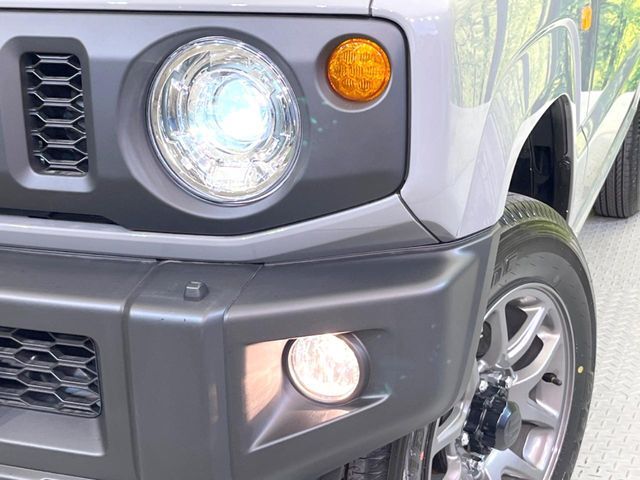 【LEDヘッドライト】悪天候や夜間走行時も良好な視界を確保し安心して運転できる高輝度LEDヘッドライトを装備！点灯速度が早く、消費電力も抑えられています。