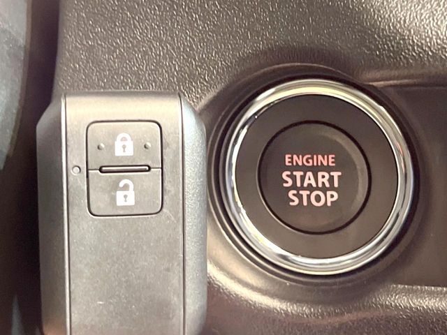 【キーレススタートシステム】カバンやポケットに入れたままでもドアの施錠・解錠が可能なスマートキーを装備。エンジンのオン・オフ時もカギを取り出す必要が無いからとっても便利です♪