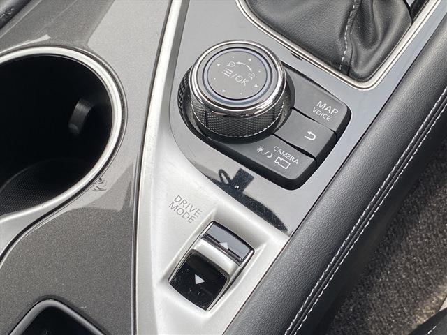 こちらのお車にはメーカーナビ地デジ・全カメラ・CD・DVD・ブルートゥース・黒革・USB・シートヒーター・レーダーC・LDW・BSM・プロパイ2.0・ETC・18AW・Cセンサー・USBが装備！