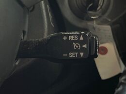 【クルーズコントロール】高速道路もラクラク走行。アクセルを離しても一定速度で走行ができ、長距離運転時の負担を軽減！加速・減速も簡単なスイッチ操作で調整できます。