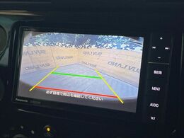 【バックカメラ】駐車時に後方がリアルタイム映像で確認できます。大型商業施設や立体駐車場での駐車時や、夜間のバック時に大活躍！運転スキルに関わらず、今や必須となった装備のひとつです！