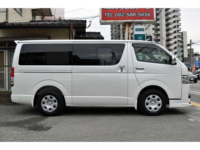 本店以外にも山田店にお買得なハイエースを多数展示しております。山田店の所在地は本店から博多駅方面へ300メートル、山田の交差点から徒歩10秒。屋外内にお目当ての一台が必ず見つかります。