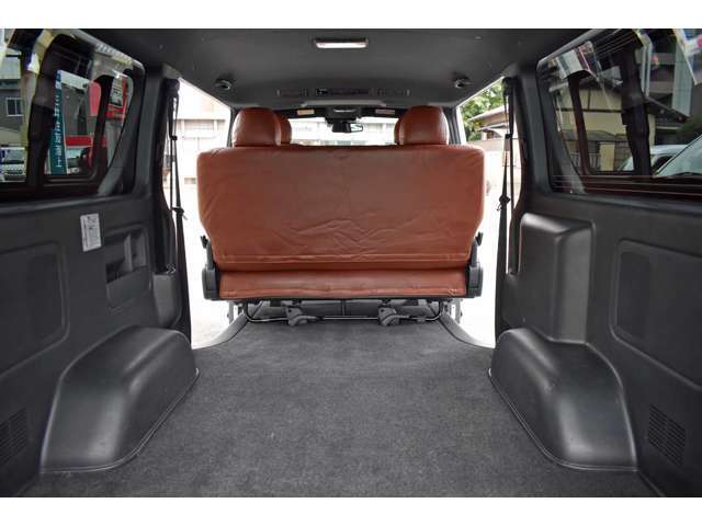 後部の広い開口はどんな物でも積み下ろしが楽々設計ですので使途を選びません。お仕事道具はもちろんのこと大きな買い物荷物、サーフボード・釣り具、大型オートバイでも2台は積めてしまう収納力です。