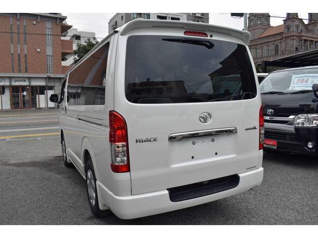 仕入れ担当者の厳しいチェックを受けた車輌をハイエースの事を知り尽くしたサービスエンジニアが入念な点検整備を実施し、外装の小キズや内装の汚れをを徹底的に仕上げて初めて店頭に並びます。