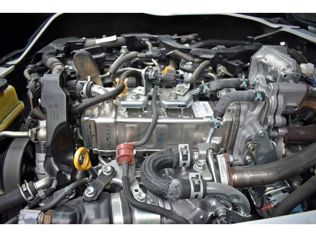 エンジンはただきれいなだけではなく、オイルエレメント・フューエルフィルター・エアクリーナーなどの消耗品は新品に交換して、安心してお乗りいただけますよう専門店ならではの徹底した整備を実施しております。