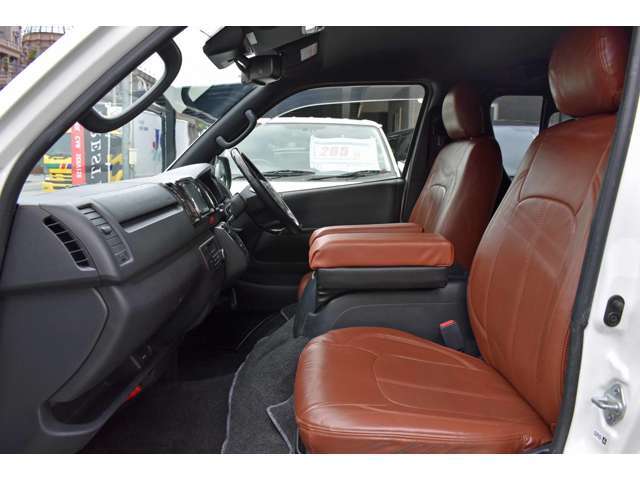 GLグレードは前席2人掛けで、DXグレードとは違って厚めのつくりですので、ゆったりした空間でロングドライブも快適に過ごしていただけます。