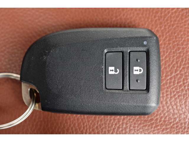 両手にお荷物を抱えてる場合や雨の日で傘をさしてる場合など、使って便利さを実感するキーレスエントリーを当社ではすべての車両に標準装備しています。