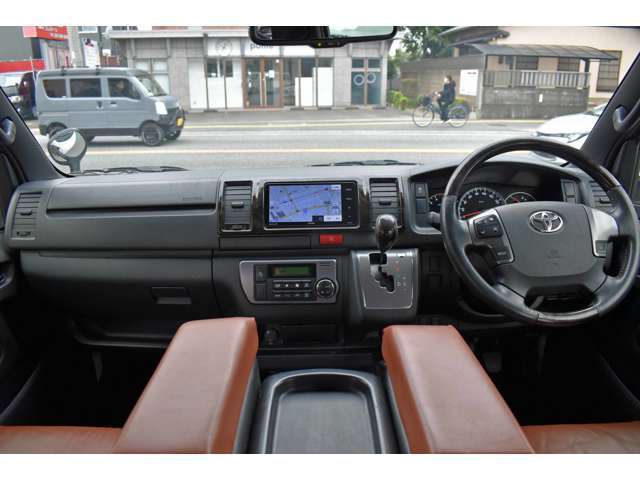 GLグレードの後部座席はDXグレードとは格段の違いでしっかりした作りになっており、厚みや素材も乗用車クラスですので大切な方を乗せられましてもゆっくりくつろいでいただけます。