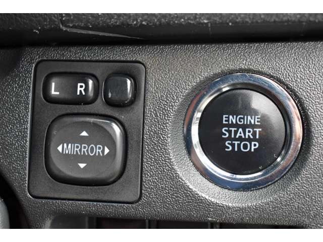 プッシュスタート付きですので、カギを回す一手間が無くなります。プッシュスタート付きのキーレスをポケットに入れたままドアの取っ手部分の丸を押す事で開閉可能です。