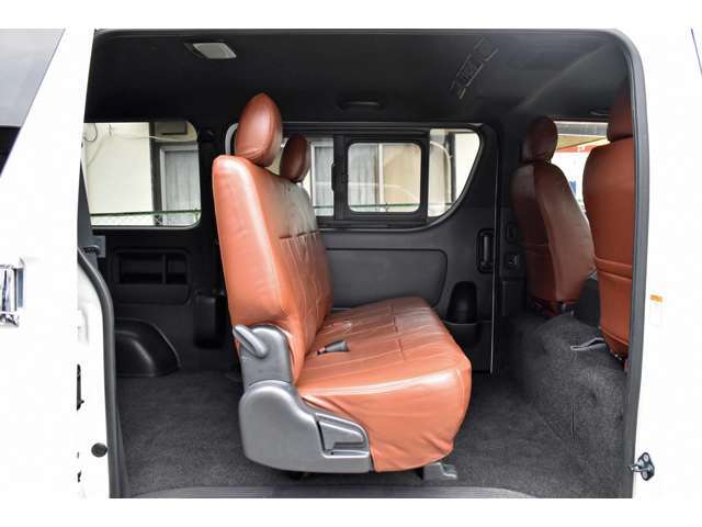 荷室のマットも中古車のほとんどに破れなどの痛みが生じております。当社では常時新品マットを50枚以上在庫しており、状況に応じて新品のマットと交換しております。