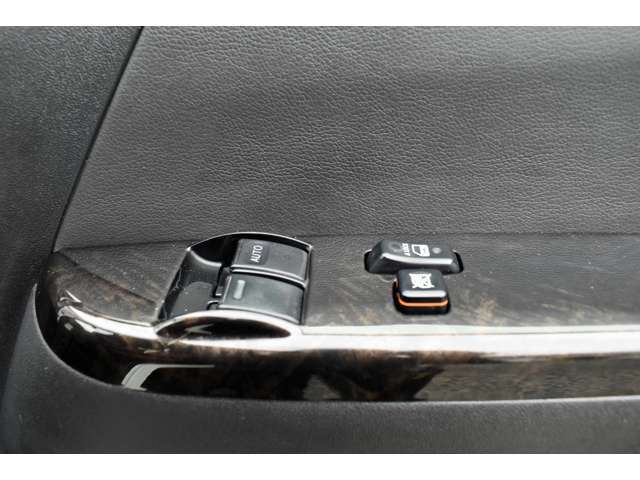 今では当然と思われるパワーウィンドウですが、ハイエースの約半数の車両にこの装備がありません。付いていて当たり前、付いてなくては不便なこの装備、当社の車両はすべて純正パワーウィンドウ装備です。