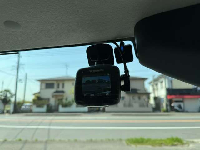 ドライブレコーダーは前後タイプになります。後ろはバックカメラの画像を一緒に録画してます。