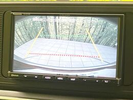 【バックカメラ】駐車時に後方がリアルタイム映像で確認できます。大型商業施設や立体駐車場での駐車時や、夜間のバック時に大活躍！運転スキルに関わらず、今や必須となった装備のひとつです！