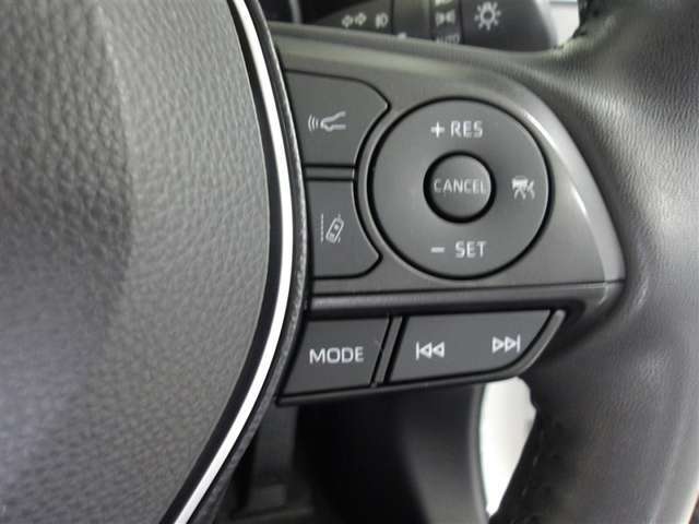レーダークルーズコントロール付きです。車速に応じて追従支援してくれるので、ロングドライブも快適です。詳細は販売店スタッフまでおたずねください。