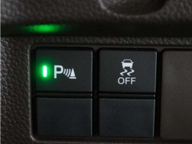 【クリアランスソナー】バンパーに付いたセンサーが障害物を検知。一定の距離に近づくとアラートで教えてくれます。狭い駐車スペースや車庫入れ時も安心です。