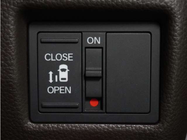 【片側電動スライドドア】ボタンを押すだけでスライドドアの開閉が可能。もちろんキーからの操作も可能。お子様を抱いている時・両手いっぱいの荷物を持ってる時など非常に役立ちます。