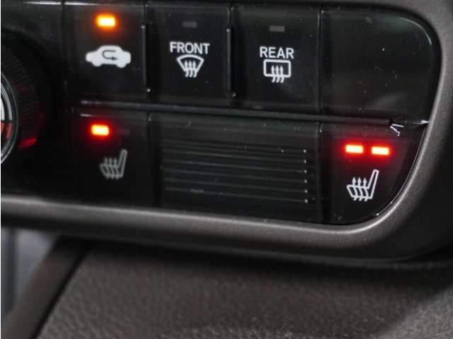 【シートヒーター】エアコンより早く温まってくれるので寒がりの人も快適です。エアコンの温風は乾燥するから苦手、という方にもをおすすめです。