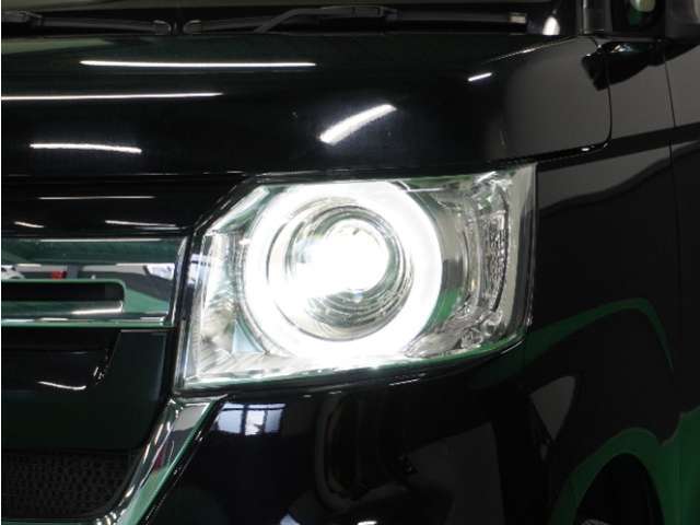【ヘッドライト】省電力で長寿命の明るく運転しやすいLEDヘッドランプです。明るく照らすので暗い夜道からお客様を守ってくれます。