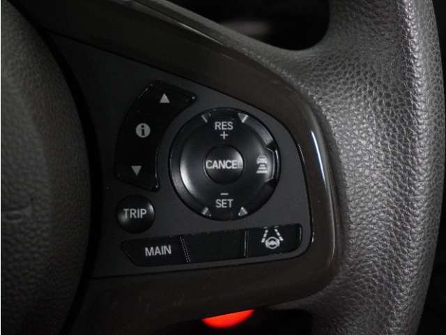 【アダプティブクルーズコントロール】ステアリングのスイッチを操作するとミリ波レーダーで先行車との距離を測定。設定を適切に保ちながら加速・減速、さらに停止まで自動に追従します。