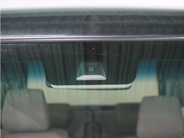 【ホンダセンシング】 「ミリ波レーダー」と「単眼カメラ」の異なる特性を持つ2つのセンサーなどにより、安心・快適な運転を支援します。