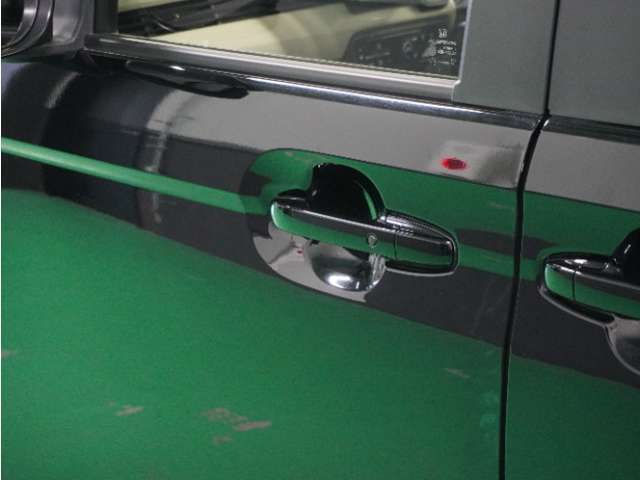 【スマートキー】鍵を持っているボタンを押すだけでエンジン始動。ドアの施錠もボタンを押すだけ。鍵は無くさない様にポケットに入れたまま。