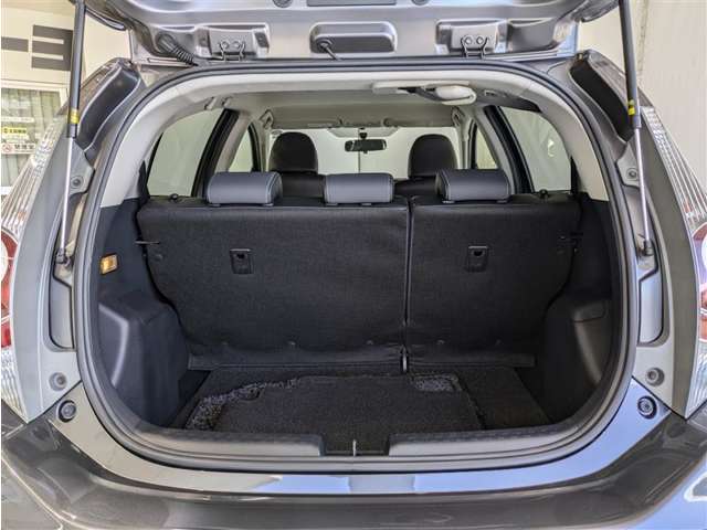 後席使用時でも、十分な荷室空間を確保しております