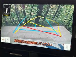 【バックカメラ】駐車時に後方がリアルタイム映像で確認できます。大型商業施設や立体駐車場での駐車時や、夜間のバック時に大活躍！運転スキルに関わらず、今や必須となった装備のひとつです！