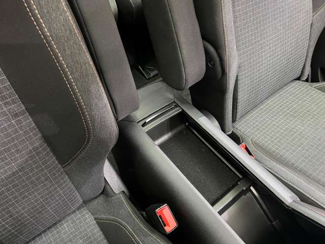 ご遠方の場合でも、下取り車両の金額を概算でお出しすることは可能でございます。車検証をお手元に、走行距離をご確認の上お問い合わせくださいませ。