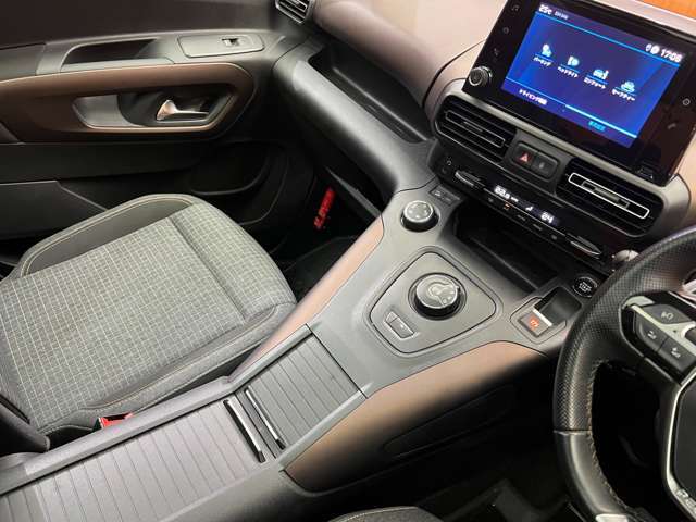 輸入車ディーラー採用のドライブレコーダーも選べます。万が一の事故の際のお守りとしていかがでしょうか？その他様々なオプションをご用意しております。