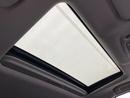 【サンルーフ】開放感たっぷりの希少装備、サンルーフが装着されています！車内に明かりを取り入れたり景色を楽しむ以外にも、車内の空気も簡単に換気できて快適です！