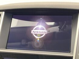 【メーカー純正ナビ】インテリアに溶け込むスタイリッシュな「専用設計」メーカーナビを装備♪視認性や操作性など基本性能にも優れ、より上質なカーライフをお楽しみいただけます。