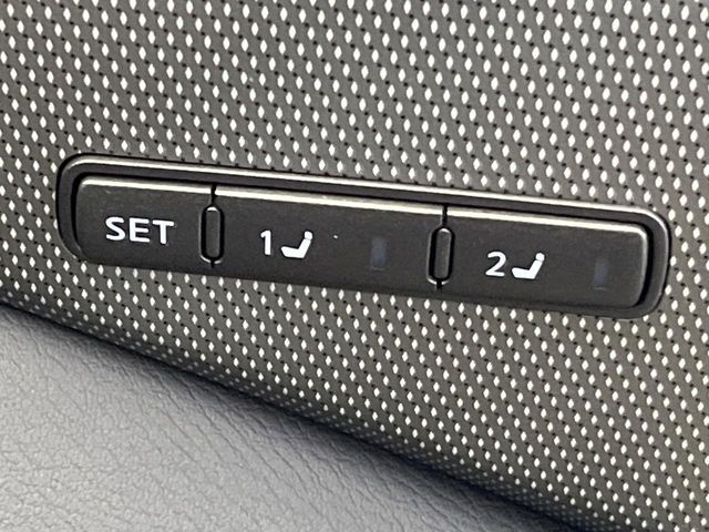 【メモリー機能付きパワーシート】ドライバーごとに設定したシート位置を記憶して、ボタン一つで切り替えできる便利な機能！運転する方が複数名いらっしゃるご家庭におすすめです♪