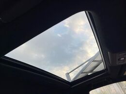 【サンルーフ】開放感たっぷりの希少装備、サンルーフが装着されています！車内に明かりを取り入れたり景色を楽しむ以外にも、車内の空気も簡単に換気できて快適です！