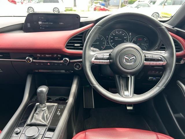 【ハンドル】軽い力で扱いやすいハンドルです。手元のスイッチでナビの操作も可能です！！