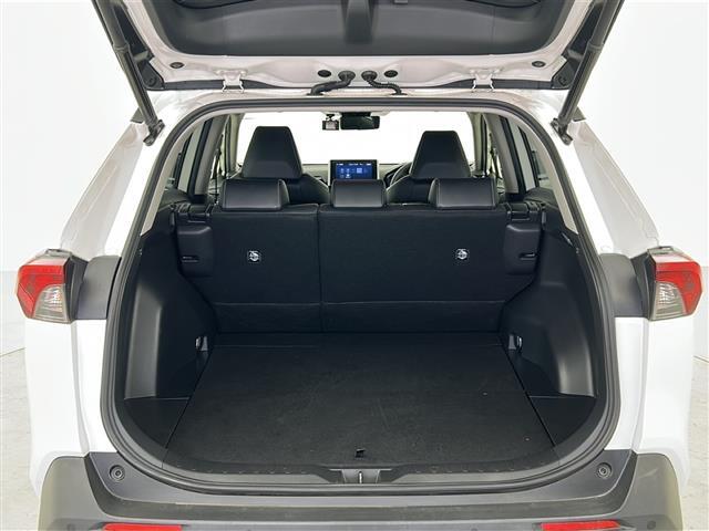 【トランク】積み込みやすくて、たっぷり積める荷室です。シートアレンジできるものは、乗車人数と荷物の量や大きさによってシートを動かすことができるので、より快適なドライブが可能です！