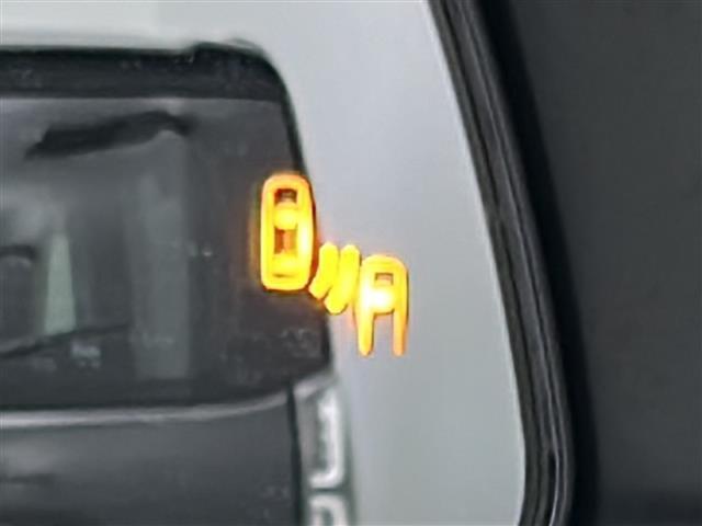 【ブラインドスポットモニター （BSM）】隣車線上の側方および後方から接近する車両を検知すると検知した側のドアミラーが点灯し、ウインカーを出すとインジケーターの点滅と警報音で警告する安全装置です！