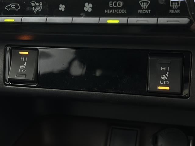 【シートヒーター】寒い日はもちろん、夏の冷房中にも効果を発揮します。長時間座っていると負担のかかりやすい背中や腰、寒い日に冷えやすい脚部に快適なぬくもりを伝えます。
