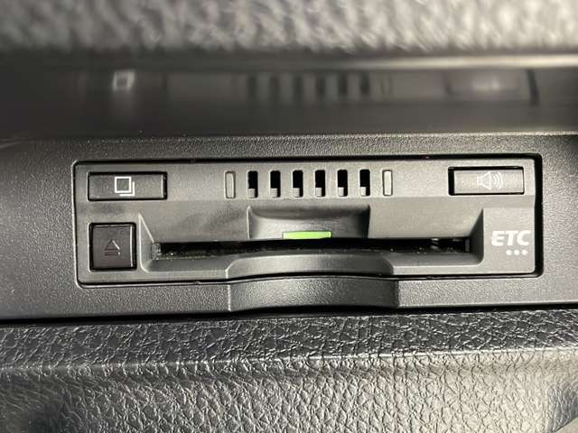 【ETC】有料道路を利用する際に料金所で停止することなく通過できる、ETC車載器（ノンストップ自動料金収受システム機器）が装備されています。セットアップを行うことで利用可能になります。
