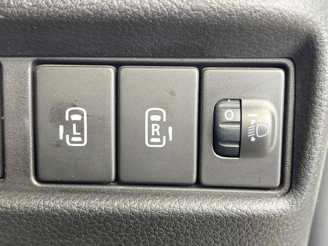 【両側パワースライドドア】スマートキーや運転席のスイッチで後席両側スライドドアの開閉が可能♪電動だから力を入れてドアを開ける必要が無く、小さなお子様でも簡単に開け閉めでき快適です♪